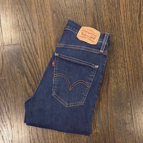 Women's Levi’s Blue Jeans (size 26) - Picture 6 of 6